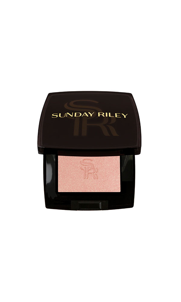 Sunday Riley
Blush in Honest
A beautiful blush that leaves cheeks with a universally flattering, sunkissed radiance. This blush contains round-shaped pigments that give a silky feel and diffuse light for natural, luminous cheek color.